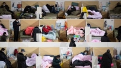 Медичний персонал серед пацієнтів із легкими симптомами захворювання COVID-19, які відпочивають вночі у тимчасовій лікарні, встановленій на спортивному стадіоні в Ухані. 18 лютого, 2020 року