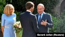 ვლადიმირ პუტინი და მაკრონები ბრეგანსონის ციხესიმაგრეში, საფრანგეთის პრეზიდენტის საზაფხულო რეზიდენციაში, რომელიც ხმელთაშუაზღვისპირეთში მდებარეობს. 2019 წლის 19 აგვისტო