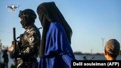 «Сириянын демократиялык күчтөрү» өзбекстандык аялдар менен балдарды өзбек бийлигине өткөрүп берүүдө. 29-май, 2019-жыл.