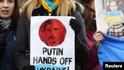 На акции протеста в Брюсселе против военной агрессии России. 3 марта 2014 года.