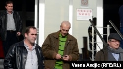 Neki od pripadnika "Šakala" ispred zgrade suda, u Beogradu, februar 2014.