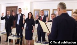 Gjyqtari i Gjykatës Kushtetuese të Kosovës, Radomir Laban (i dyti nga e majta), gjatë dhënies së betimit më 2018.