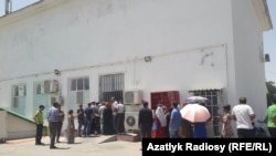 Aşgabat. Döwlet dükanynda azyk nobatyna duran adamlar.