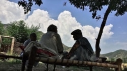 په صوابۍ کې په يوه دېره کې خلک د يو بل سره خبرې کوي