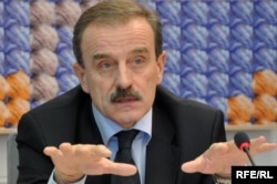 Ambasadori kroat në Beograd, Hidajet Bishçeviq.