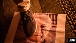 Pristalica Erdogana gazi fotografiju sa likom Fethullaha Gulena