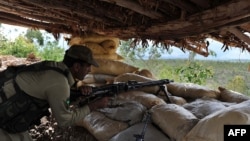 په کورمه کې یو امنیتي سرتېری له پوستې څخه سیمه څاري - پخوانی انځور.