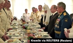 Președintele rus Vladimir Putin, Patriarhul Kirill și ministrul Apărării, Serghei Șoigu de Ziua marinei la Sankt Petersburg, 30 iulie 2021