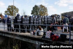 Kordon granične policije pred migrantima, 24. oktobar