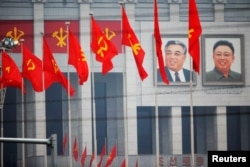 Солтүстік Кореяны басқарған Ким Ир Сен мен Ким Чен Ирдің портреттері. Пхеньян, 6 мамыр 2016 жыл.