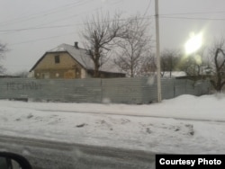 Напис на металевому паркані в Оленівці (фото автора)