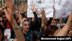 په پېښور کې نرښځیان د خپل یو ملګري د وژلو ضد مظاهره کوي - پخوانی انځور.