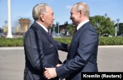 Președintele rus Vladimir Putin și prietenul său Nursultan Nazarbaev, ultimul președinte comunist, din perioada sovietică - la celebrarea Zilei Moscovei, în septembrie 2019