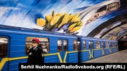 Një fotografi e vitit 2018 e një treni të metrosë në stacionin Osokorki në Kiev.
