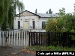 A building on the grounds of School No. 32 in Pryvillia is spray-painted with the phrase "Glory to Ukraine."