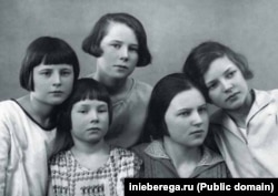 Эже-сиңдилер (солдон оңго): Ольга, Марселла, Вера, Алиса жана Ирма. 1930-жж. соңу.