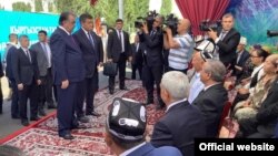 Сооронбай Жээнбеков и Эмомали Рахмон на перекрестном участке кыргызско-таджикской границы. 26 июля 2019 года.