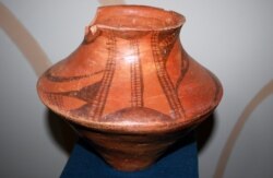 Керамічний горщик із зображенням землі, неба і драбинки між ними. Так трипільці уявляли світоустрій