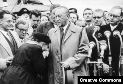 Мати німецького військовополоненого цілує руку Аденауера, 1955 рік
