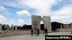 Мемориал, посвященный памяти жертв концлагеря «Красный» . Крым, 2015 год