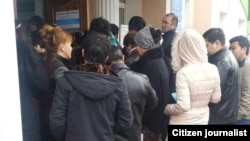 Очередь возле двери избирательного участка.