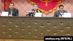 Аким Западно-Казахстанской области Нурлан Ногаев (слева), заместитель министра энергетики Узакбай Карабалин (в центре) и аким Бурлинского района Марат Тусипкалиев. Западно-Казахстанская область, 20 января 2015 года.