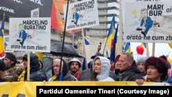 Ana Maria Gavrilă, președinta POT (centru, geacă gri), în fruntea coloanei care manifestează împotriva Guvernului României condus de Marcel Ciolacu