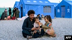 خانواده اخراج شده از ایران در بندر اسلام قلعه، ایران. تصویر از ۲۶ جولای 