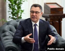 Президент Садыр Жапаров Кыргызстан Орусиядан азык-түлүк, мунай импорттогондуктан, ал жакта мигранттары иштеп жүргөндүктөн кызматташпай коё албай турганын билдирген.