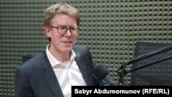  Хью Уильямсон "Азаттыктын" студиясында. 
 
