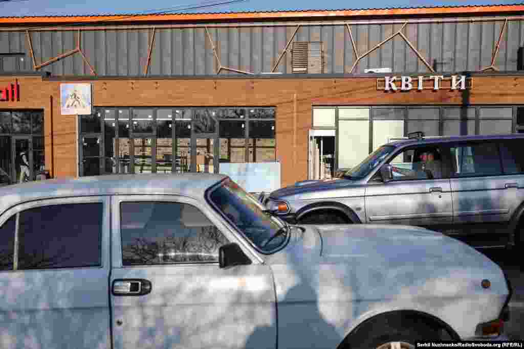 Знищена російська техніка, поруч – зруйнований торговий центр «Жираф», де була позиція українських військових. ТЦ «Жираф» відновили й відкрили знову.Ліворуч фото від 11 березня 2022, праворуч – березень 2025 року