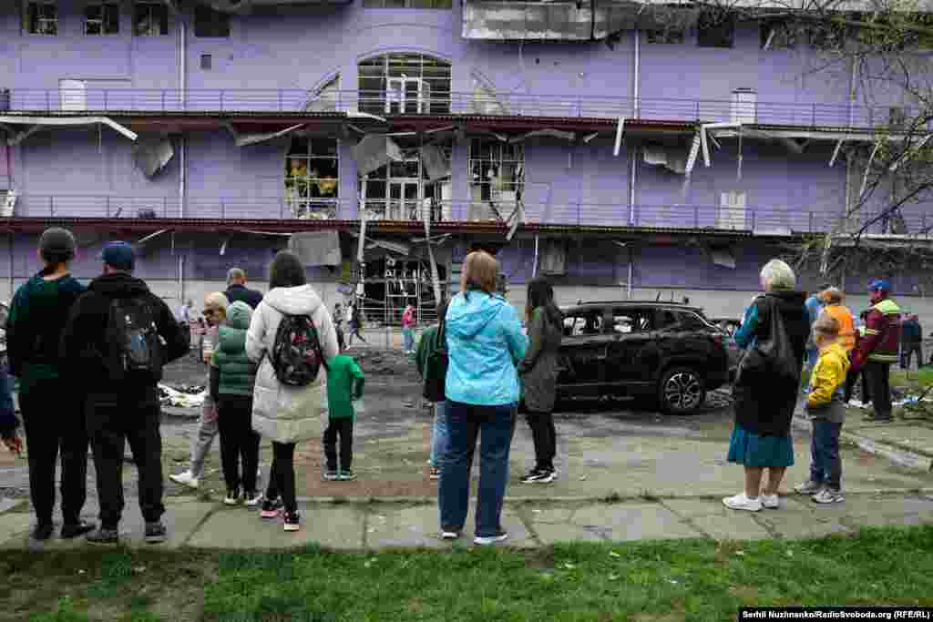 Жителі Оболонського району Києва спостерігають за руйнуванням внаслідок удару РФ по українській столиці