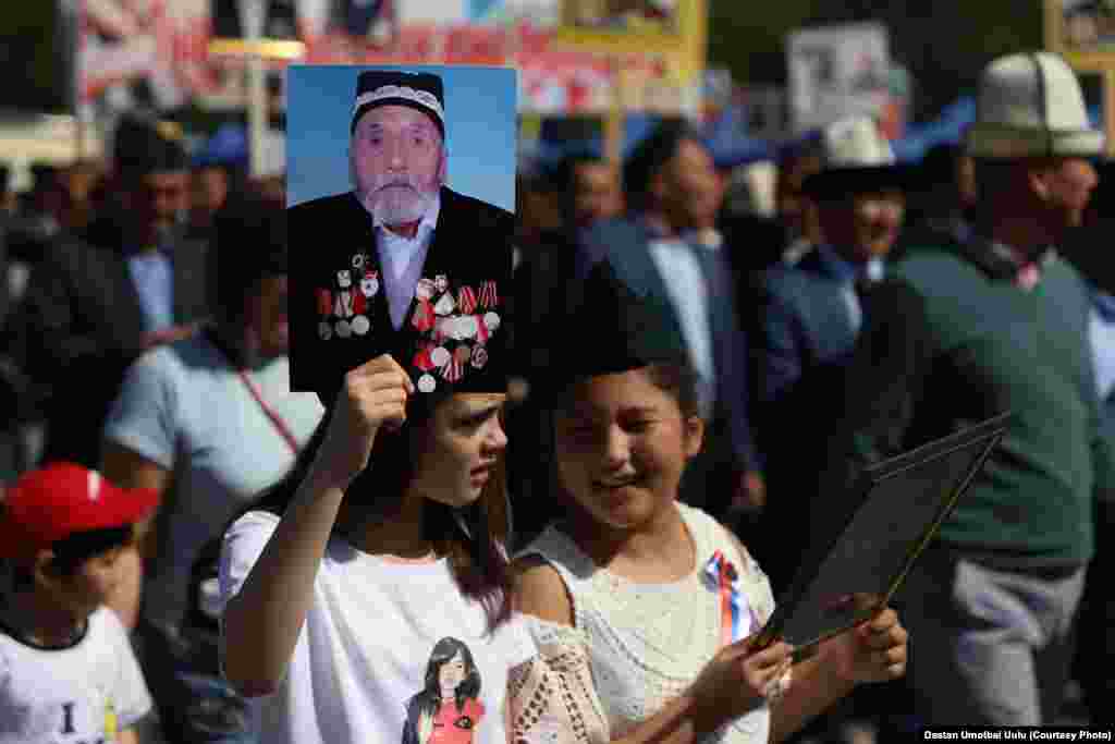 Ош шаарындагы борбордук аянтта Экинчи Дүйнөлүк согушта курман болгондорду эскерип, "Өлбөс полк" жүрүшү өттү.&nbsp;Жүрүш "Келечек" балдар борборунан башталып, борборук аянтка чейин уланды. Аягында Өчпөс отко гүлчамбар коюлду. &nbsp;