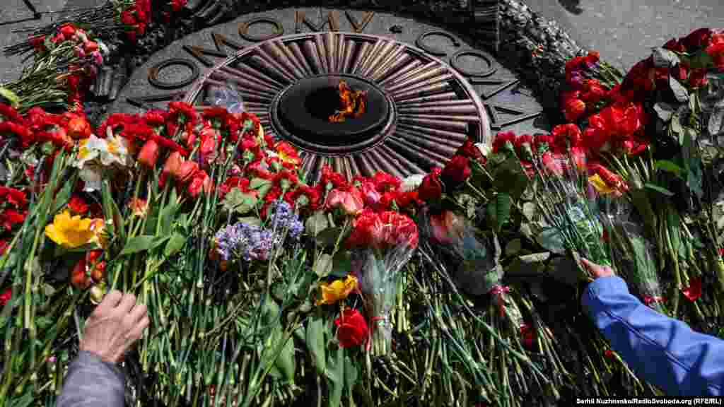 У Києві під час акції біля парку Вічної Слави&nbsp;9 травня&nbsp;одного із учасників, 16-річного місцевого жителя, притягнули до адміністративної відповідальності за хуліганство: він використав нацистське вітання. В Одесі&nbsp;затримали двох чоловіків&nbsp;за публічне використання забороненої символіки. Біля пам&rsquo;ятника &laquo;Воїнам-автомобілістам&raquo; у Запоріжжі&nbsp;причепили комуністичний прапор, червоні прапори також виявили на Житомирщині та Миколаївщині. В Україні законодавчо заборонено використання символіки тоталітарних режимів: нацистського у Гітлерівській Німеччині і комуністичного в СРСР. 