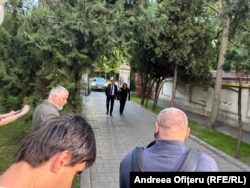 Candidatul PSD-PNL-UDMR, Crin Antonescu și soția sa, Adina Vălean, sosind la sediul de campanie al Coaliției, cu circa o oră înainte de anunțarea exit-poll-urilor.