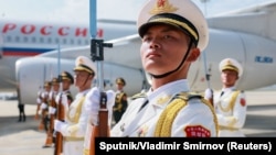 Почетный караул Народно-освободительной армии Китая встречает президента России Владимира Путина, прибывшего в КНР для участия в саммите Шанхайской организации сотрудничества (ШОС) в Тяньцзине. 31 августа 2025 года