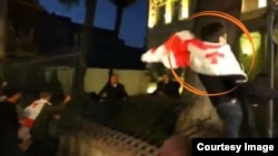 პროკურატურის ცნობით, ყვითლად შემოხაზული კაცი ბექა მაჭავარიანია.