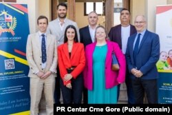 Radosav Babić (gore lijevo) i Vladimir Perunović (gore desno) vlasnici i osnivači škole, u društvu britanskih partnera Pitera Midltona i Sare Pilbim, zamjenice ambasadorke Velike Britanje u Podgorici, na otvaranju Britanske akademije, Podgorica, 26. avgusta 2024.