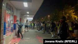 Grupa demonstranata razbija staklo na prostorijama Srpske napredne stranke, Novi Sad, 14. avgust 2025.