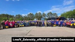 Președintele ucrainean, Volodimir Zelenski, a publicat pe canalul său de telegram o fotografie înfățișând întregul grup de prizonieri ucraineni întorși acasă, pe 23 mai, în cadrul schimbului cu Rusia