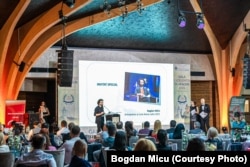 Bogdan Micu vorbește în timpul evenimentului Gala Excelenței în Afaceri 2021, care s-a desfășurat în Brașov.