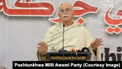 د پښتونخوا ملي عوامي ګوند مشر محمود خان اڅګزی د مې پر درېيمه په صوابۍ کې ولسي جرګې ته وینا کوي