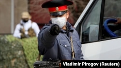 Ілюстраційне фото: Киргизстан – правоохоронець зупиняє транспорт на блокпосту на околиці Бішкеку через особливі заходи проти коронавірусу, 26 березня 2020 року