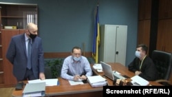 Прокурор Єгор Рєбров (ліворуч) та суддя Дмитро Гонтар (праворуч) на засіданні Херсонського міського суду. 9 листопада 2020 року.