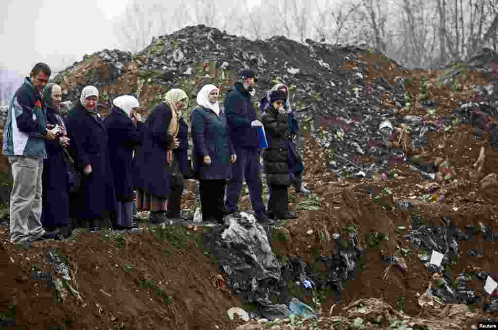 Женщины из Сребреницы во время эксгумации на месте массового захоронения, предположительно, жертв Боснийской войны.