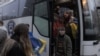 Qytetarë ukrainas të burgosur në Bjellorusi, zbresin nga një autobus me të mbërritur në rajonin Çernihiv të Ukrainës, pas lirimit të tyre më 22 nëntor.