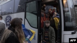 Qytetarë ukrainas të burgosur në Bjellorusi, zbresin nga një autobus me të mbërritur në rajonin Çernihiv të Ukrainës, pas lirimit të tyre më 22 nëntor.