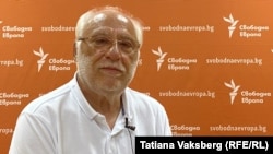 ემილიან გებრევი, ბულგარელი ბიზნესმენი, იარაღით მოვაჭრე რადიო თავისუფლების ბულგარეთის სამსახურის ოფისში.