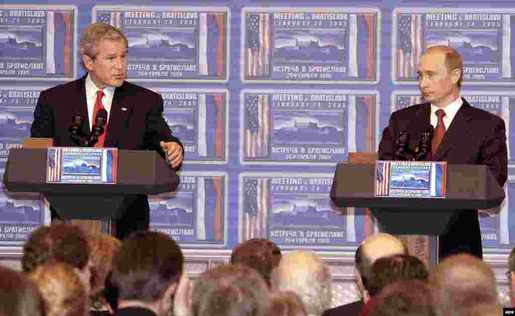 George W. Bush și Vladimir Putin. Bratislava, Slovacia,&nbsp;24 februarie 2005 Într-un scurt summit desfășurat la Bratislava, președinții Biden și Putin s-au angajat să coopereze pentru combaterea terorismului nuclear prin îmbunătățirea măsurilor de securitate la instalațiile nucleare. De asemenea, a existat o înțelegere cu privire la grăbirea procesului de aderare a Rusiei la Organizația Mondială a Comerțului.