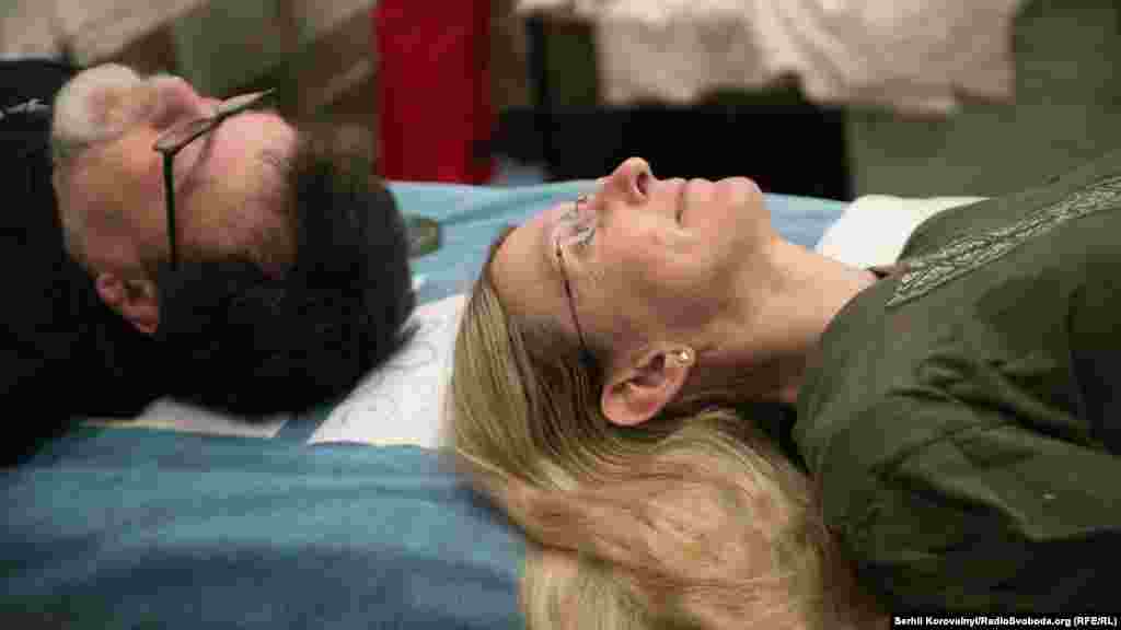 Вони дочекалися своєї черги, та разом з усіма здали кров